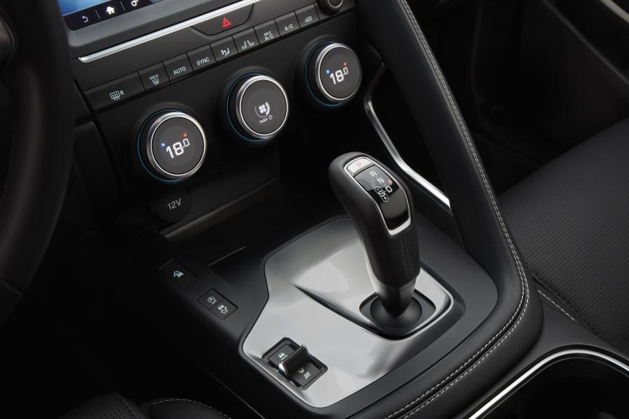 Детали интерьера Jaguar E-Pace R-Dynamic First Edition 2017 года  (WW) (фото 39 из 49)